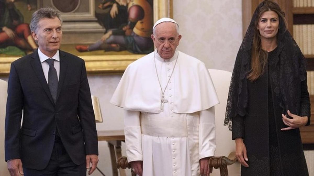 Macri y su esposa, Juliana Awada, posan con el Papa durante la audiencia privada en el Vaticano, este sábado.