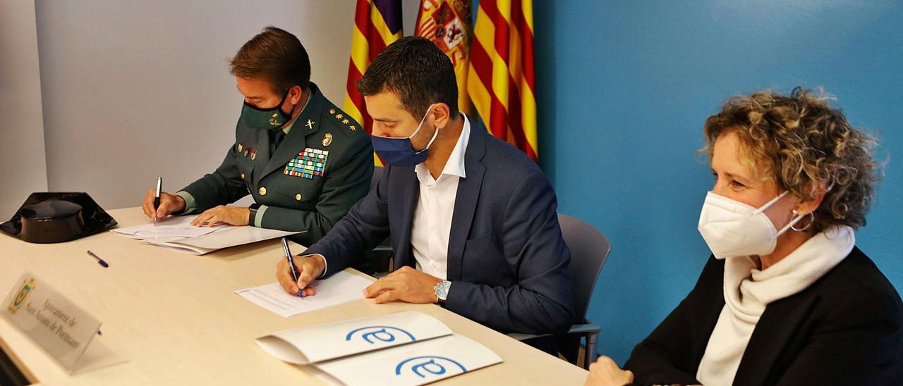 El coronel y el alcalde
firman el protocolo en 
presencia de la delegada 
del Gobierno. juan a.riera | J.A.R.