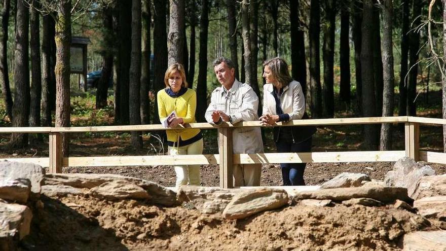 De derecha a izquierda, Belén Cahafeiro, Ángel Concheiro y Nava Castro, ayer en las Neveiras. // Bernabé