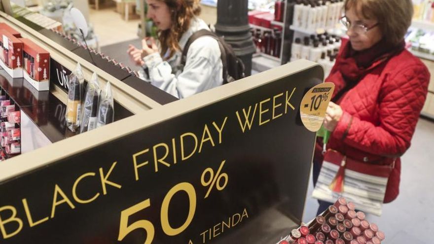 Un cartel de descuentos durante el &quot;black friday&quot;.