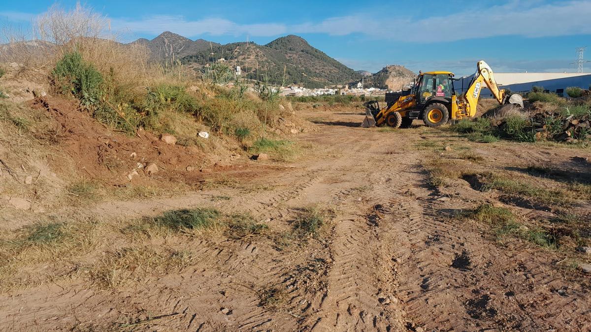 Las labores de limpieza mejorarán la seguridad de cara a la temporada estival.