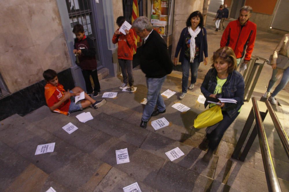 Enganxada de cartells a Girona a favor del referèndum