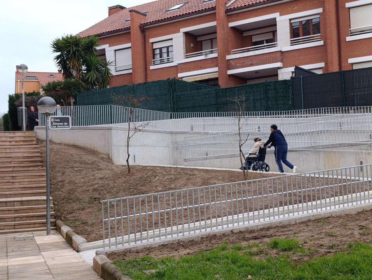 Una vecina de La Fresneda utilizando la rampa de acceso a la Plaza Mayor.