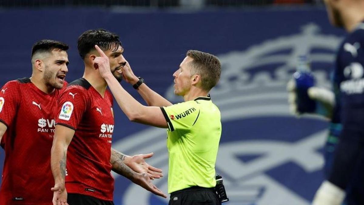 El valencia quejandose en el Bernabéu