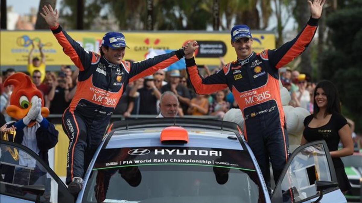 Dani Sordo celebra con su copiloto el segundo puesto en el Rally Catalunya