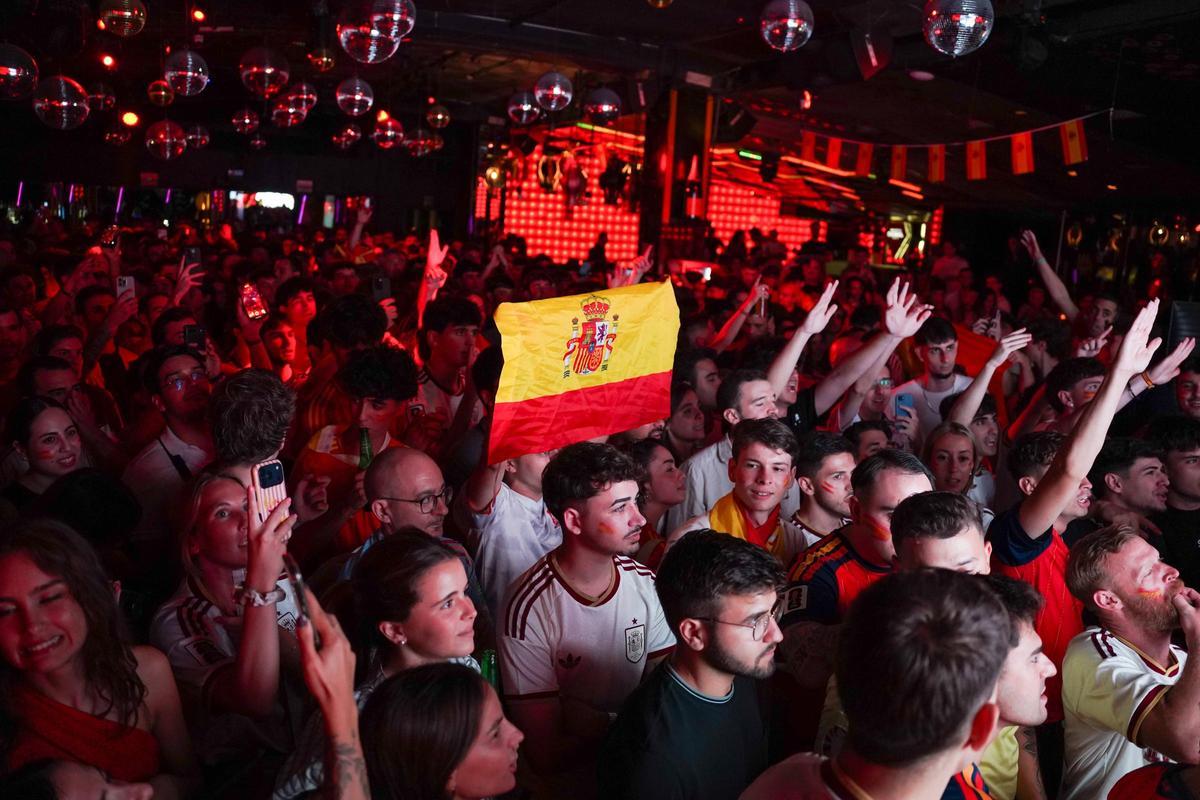Así se vive el Mundial 2026, partido España contra Francia en la discoteca Bling Bling.
