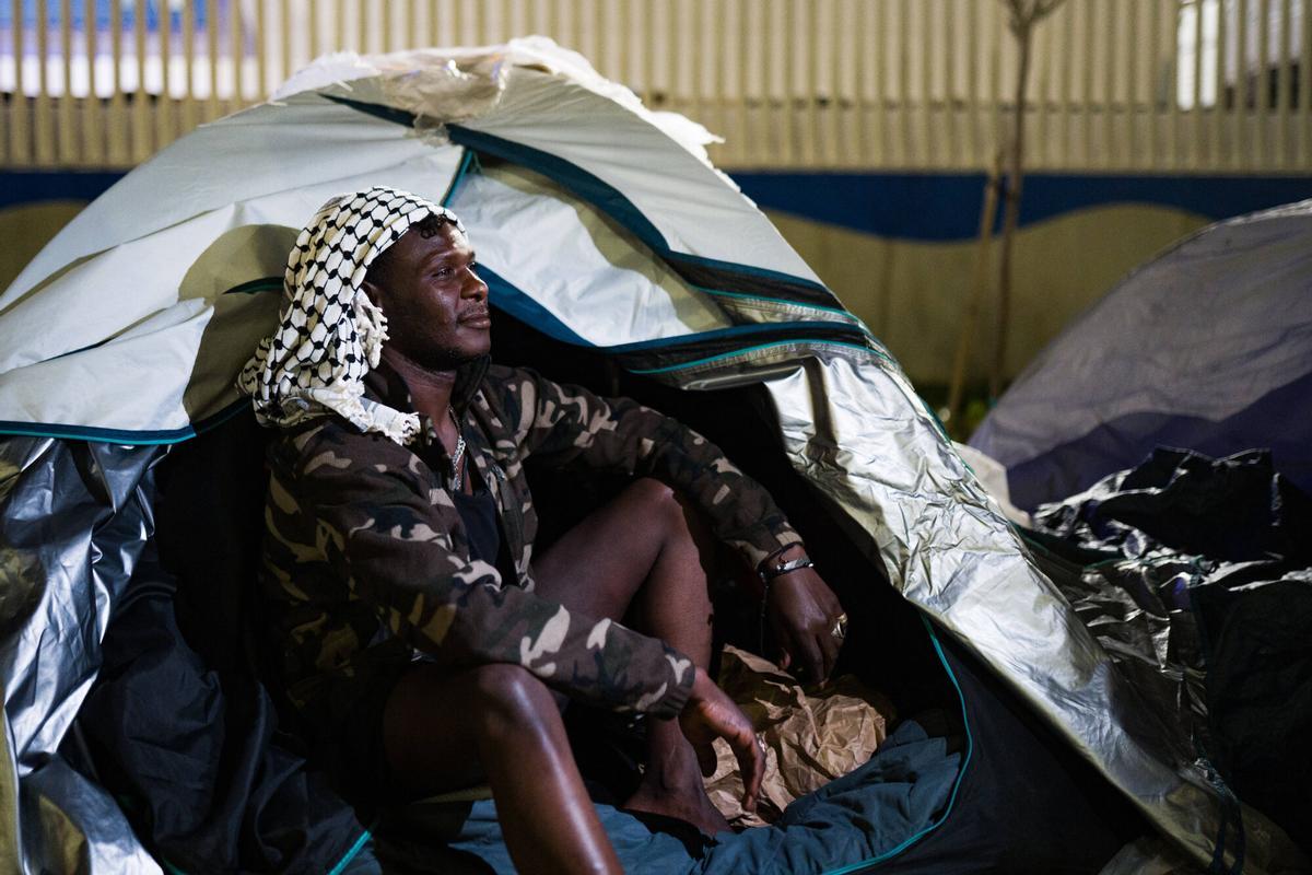 Barcelona. 09/02/2026. Sociedad. Mohammad, en el campamento irregular donde duerme, en la calle 2 de Zona Franza, cerca de la estación de metro Zal Riu Vell. AUTOR: Marc Asensio Barcelona, Catalunya, España, Zona Franca, campamento irregular, tiendas de campaña, sin hogar, desalojo, insalubridad, derechos sociales, situación irregular, Zal Riu Vell, calle 2