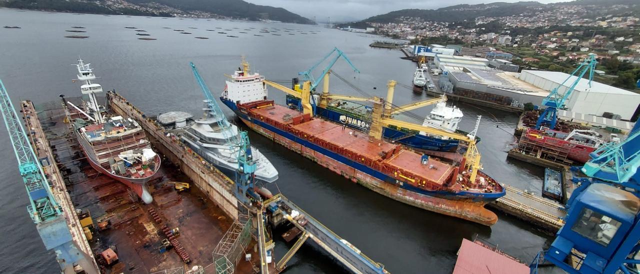 Los barcos en reparación en Metalships &amp; Docks.