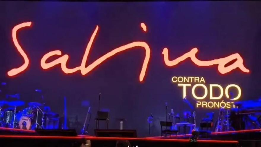Joaquin Sabina dedica su concierto en el Martín Carpena a Virtudes Atero 'Chispa', su primer amor