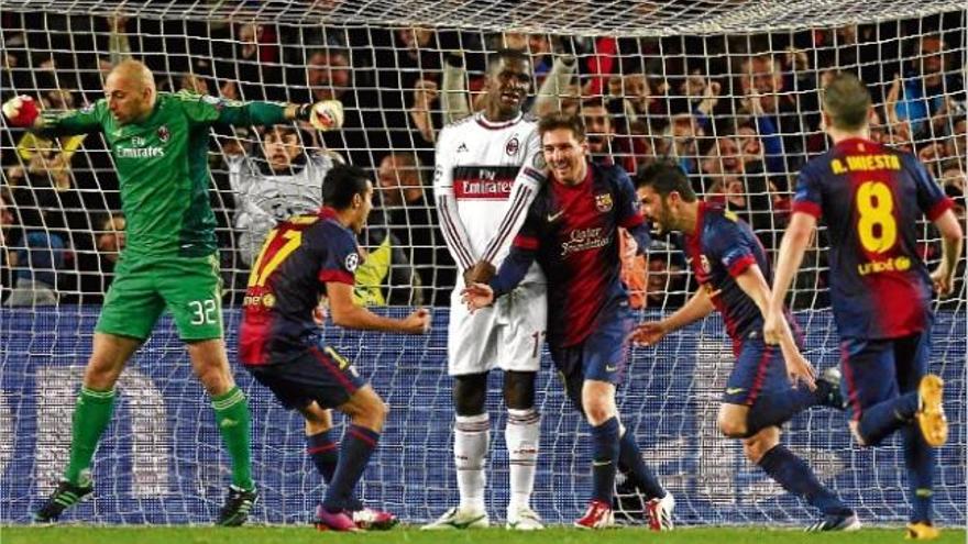David Villa celebra el 3-0 d&#039;anit al Camp Nou per desesperació dels jugadors del Milan i alegria dels seus companys del Barcelona.