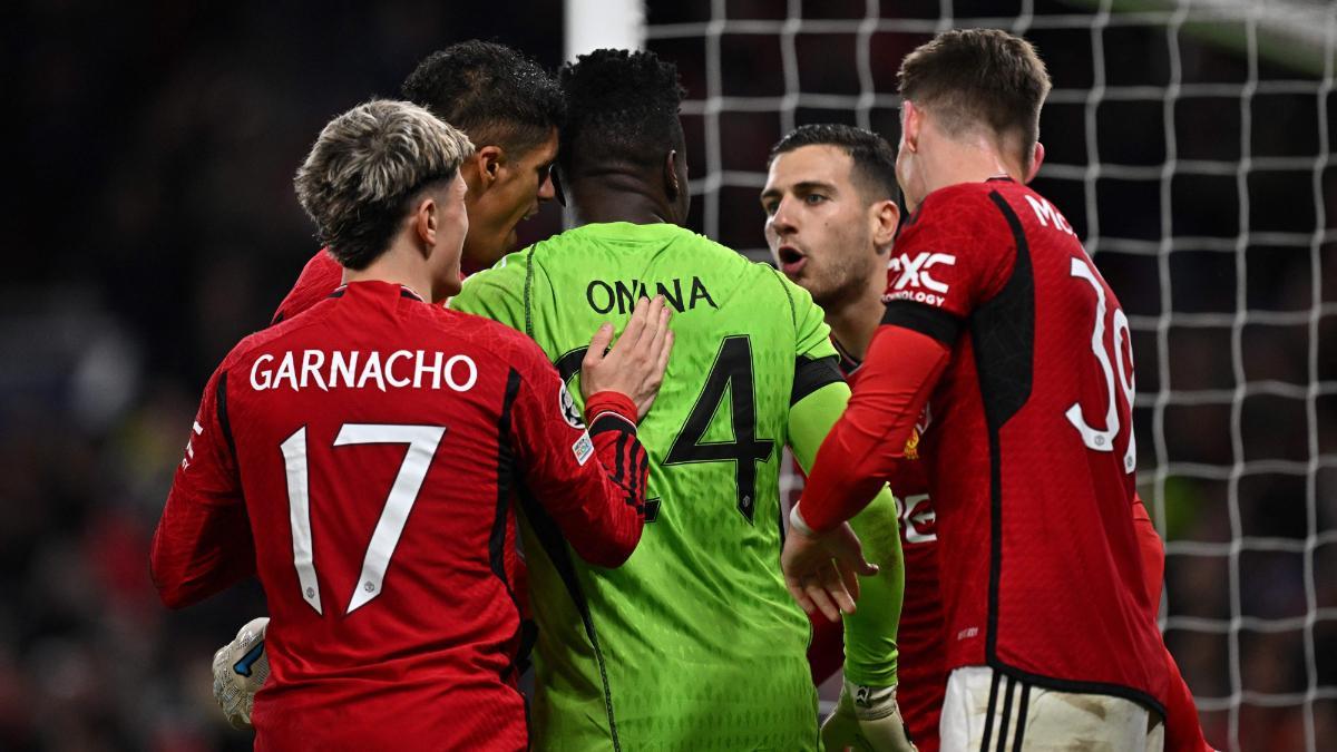 Los jugadores del Manchester United celebran el penalti atajado por André Onana