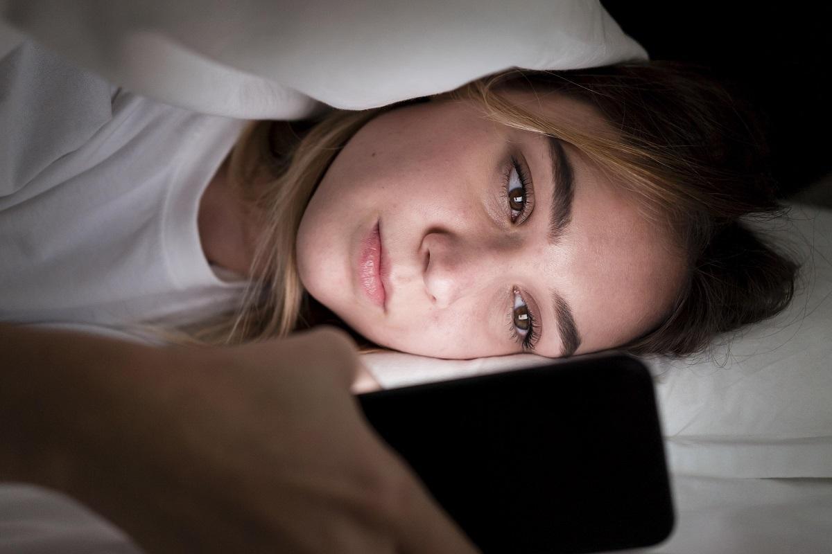 El uso de dispositivos móviles antes de dormir se asocia con un mal descanso nocturno.