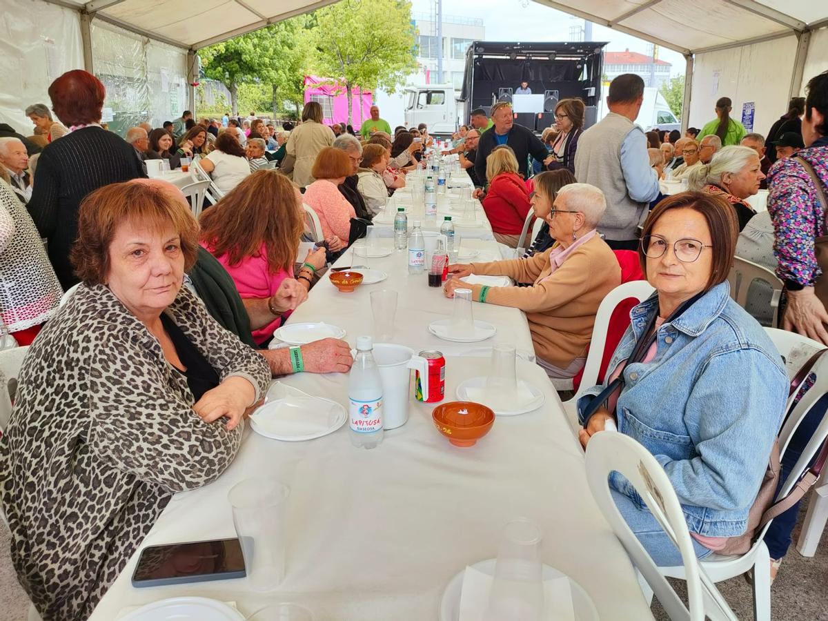 Más de 400 vecinos disfrutan en el Cruceiro da Coruña de la primera sardiñada de la temporada en Santiago