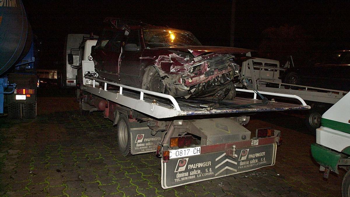 Una grúa retira un vehículo accidentado en el municipio cullerdense, en el 2000. |   // CARLOS PARDELLAS
