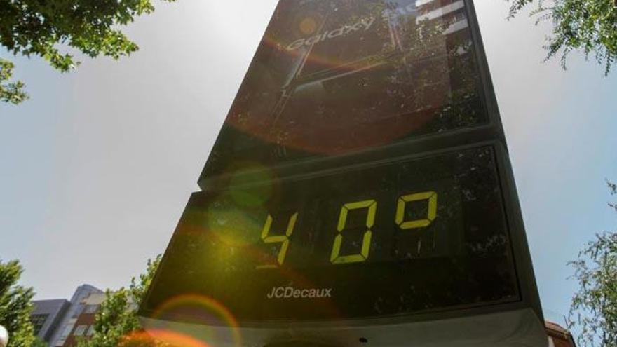 Un termómetro marca 40 grados.