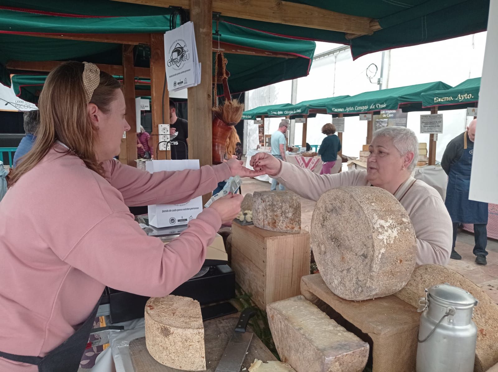 Cangas de Onís se da al queso: todas las imágenes de la feria regional en la capital del concejo