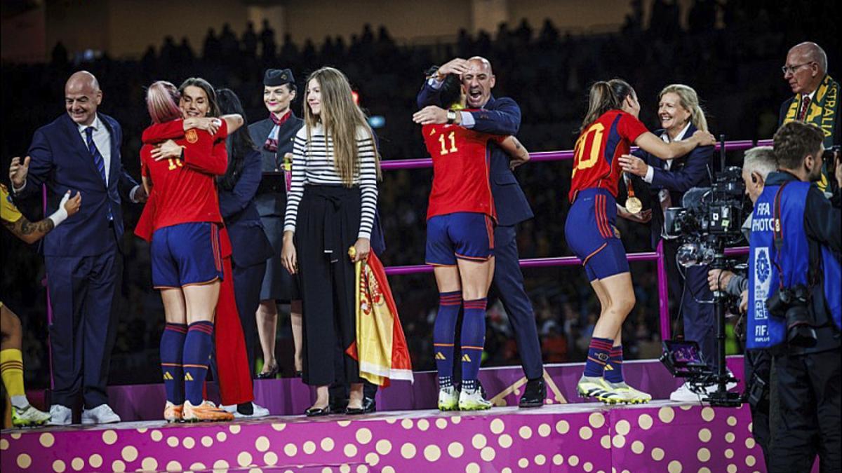 Luis Rubiales y Jenni Hermoso, en la entrega de medallas del Mundial.