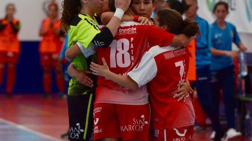 Las jugadoras del Poio Pescamar celebran uno de los goles logrados ayer. // Rafa Vázquez