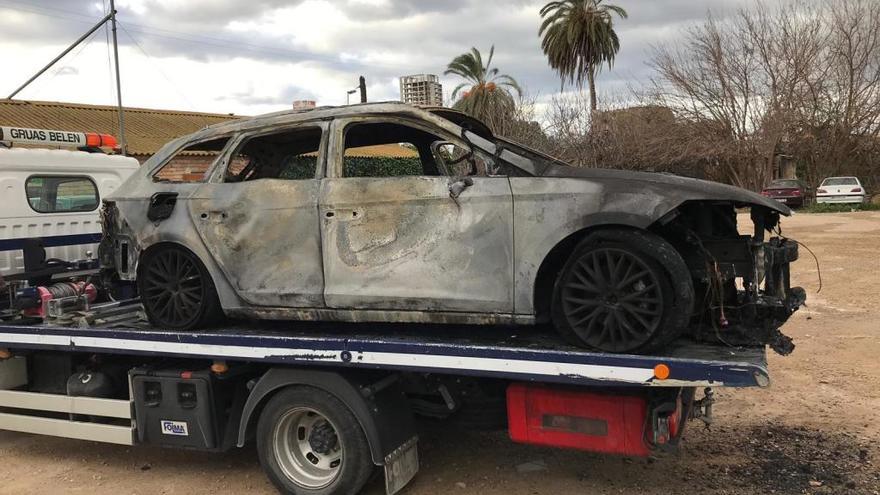 Uno de los coches afectados, totalmente calcinado.