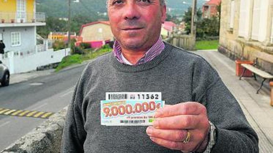 Senén Veiga vendió un cupón premiado con 30.000 euros. // R. Vázquez