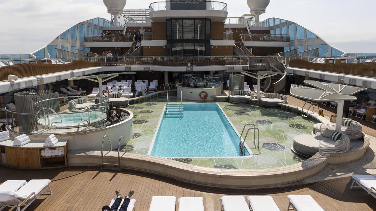 El buque 'Oceania Vista', de la naviera Oceania Cruises, hace su primera escala en el Puerto de València. Instalaciones, restaurantes, piscinas etc.