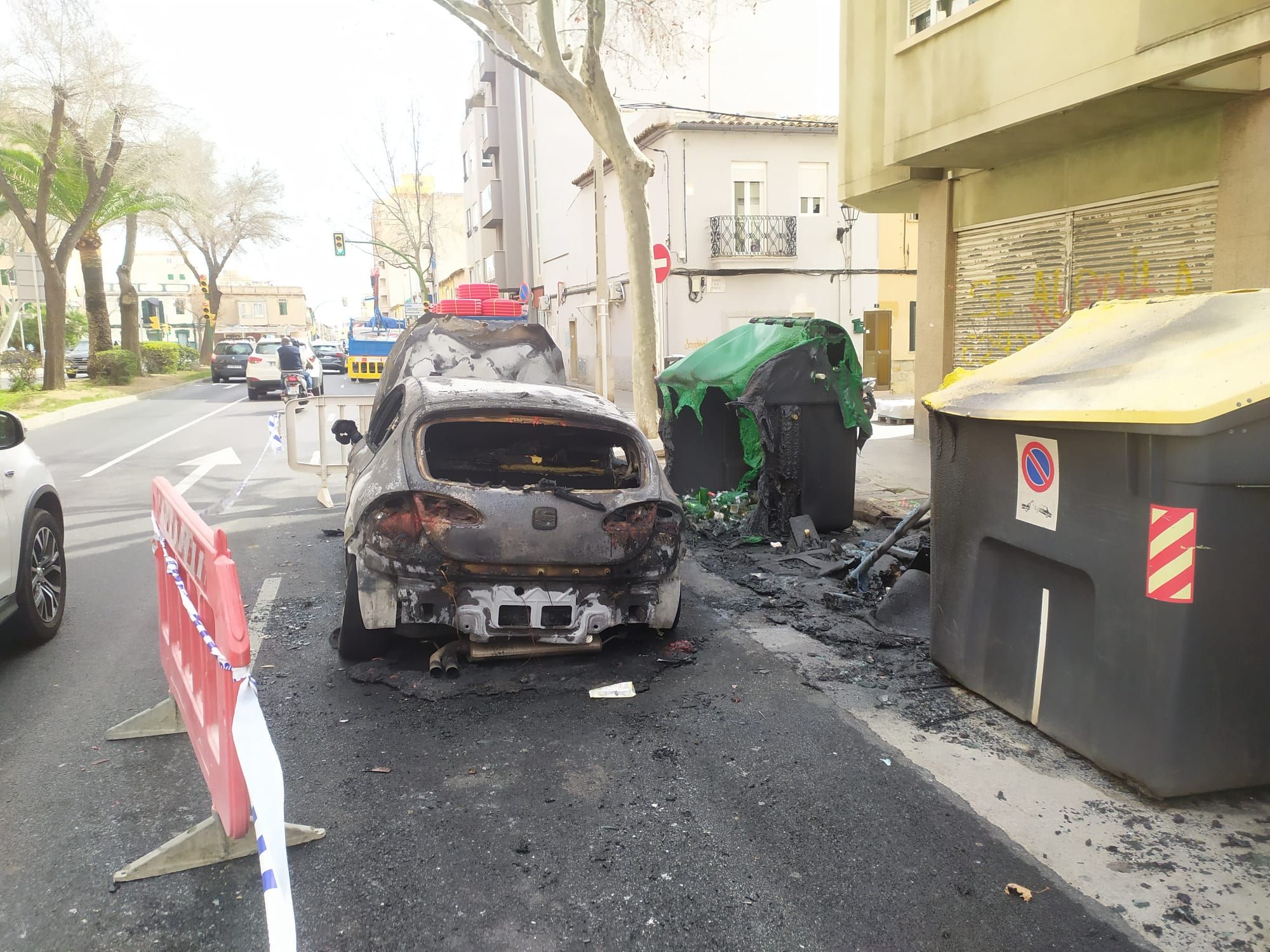 Un coche queda destruido tras arder cuando circulaba por la calle Manacor de Palma