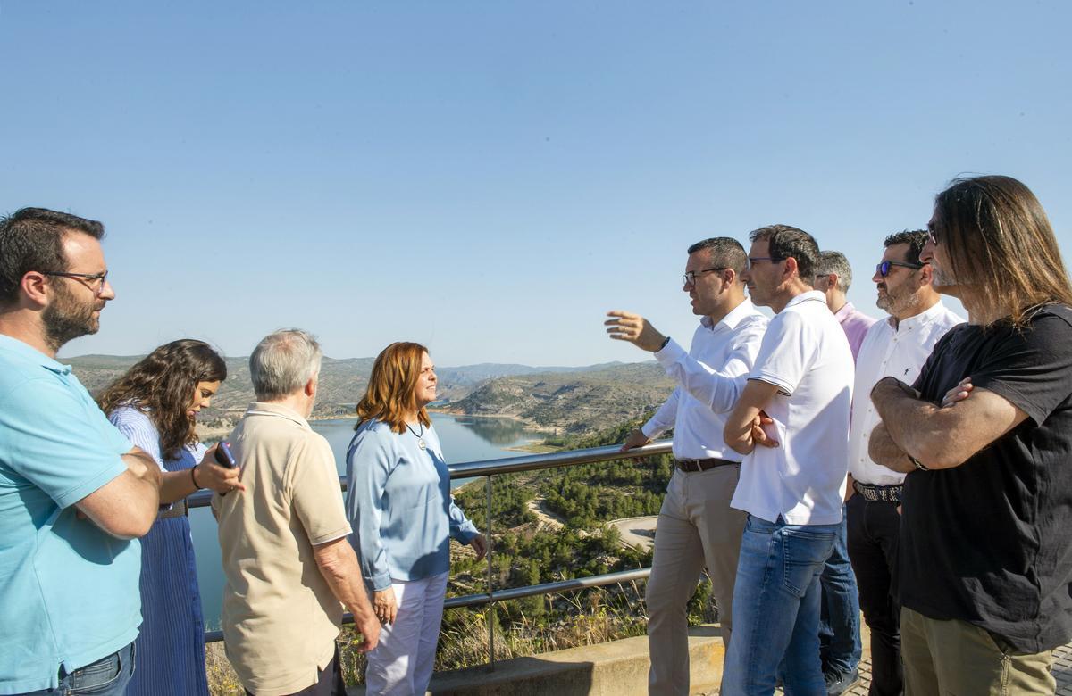 Mompó y Mazzolari, con el alcalde de Tous, concejales y técnicos, en el mirador del pantano.