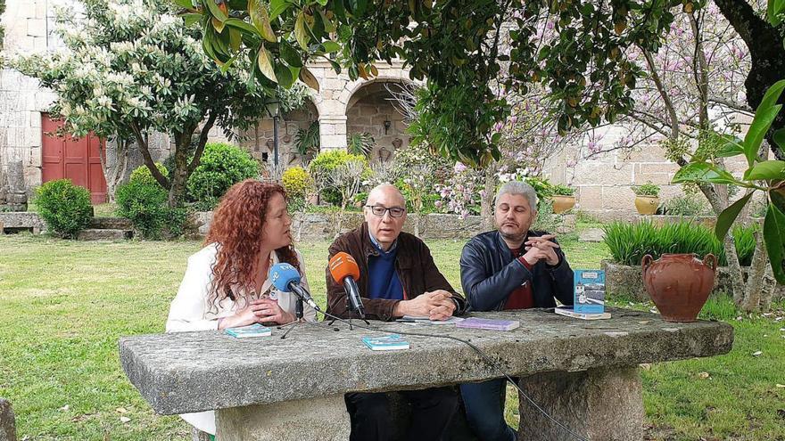 Victoria Morenza, Xosé Carlos Valcárcel y David González, ayer, en el pazo de Lemos de Piñor. |   // FDV