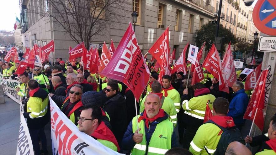 Trabajadores de CÃ©mex concentrados esta maÃ±ana ante la embajada de MÃ©jico en Madrid