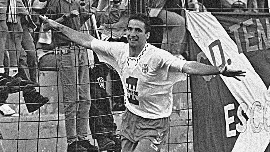 Juan Antonio Pizzi, celebrando uno de sus goles en el estadio Heliodoro Rodríguez Lopez.