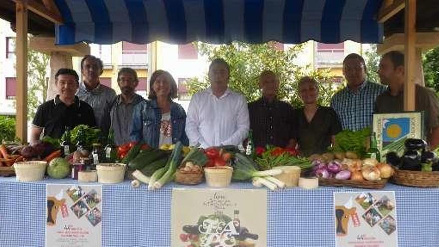 Los organizadores de Fapea, con el alcalde en el centro, en la presentación de ayer, en Posada.