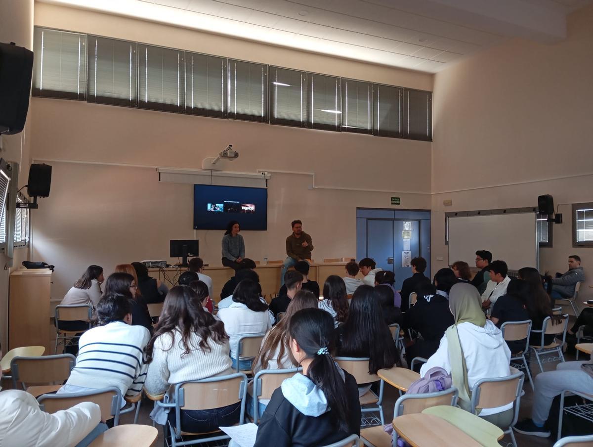 El director y la productora debatieron con los alumnos