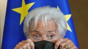 Archivo - FILED - 27 April 2022, Hamburg: Christine Lagarde, President of the European Central Bank (ECB), puts on an FFP2 mask after being greeted at City Hall. Photo: Marcus Brandt/dpa