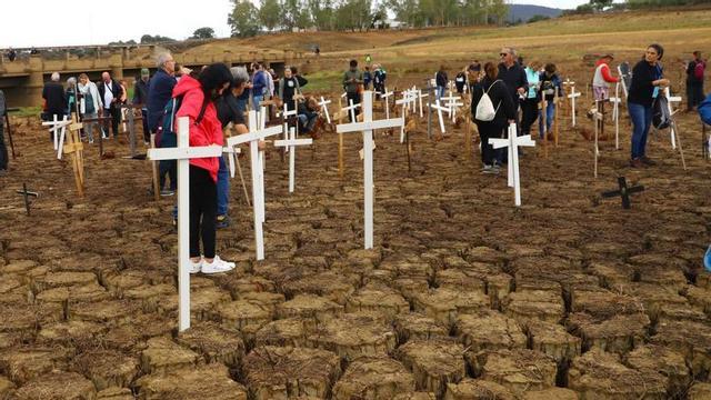Protesta vecinal en el embalse de Sierra Boyera, ahora completamente seco, el pasado domingo.