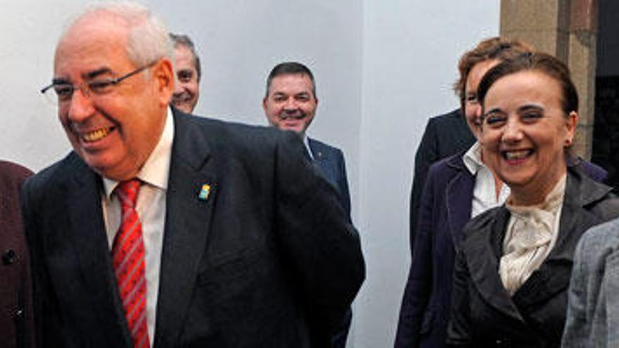 El presidente del Principado, Vicente Álvarez Areces, junto a la presidenta de la Academia de la Llingua, Ana Cano, y la consejera de Cultura.