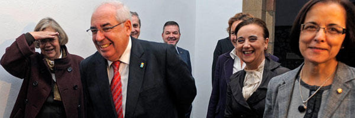 El presidente del Principado, Vicente Álvarez Areces, junto a la presidenta de la Academia de la Llingua, Ana Cano, y la consejera de Cultura.