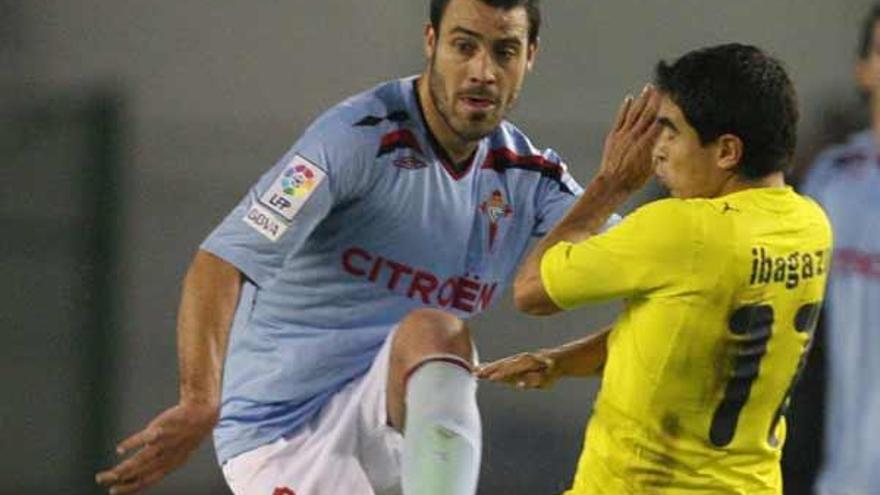 Andrés Túñez despeja el balón ante Ibagaza, del Villarreal, en el partido de Copa celebrado en Balaídos