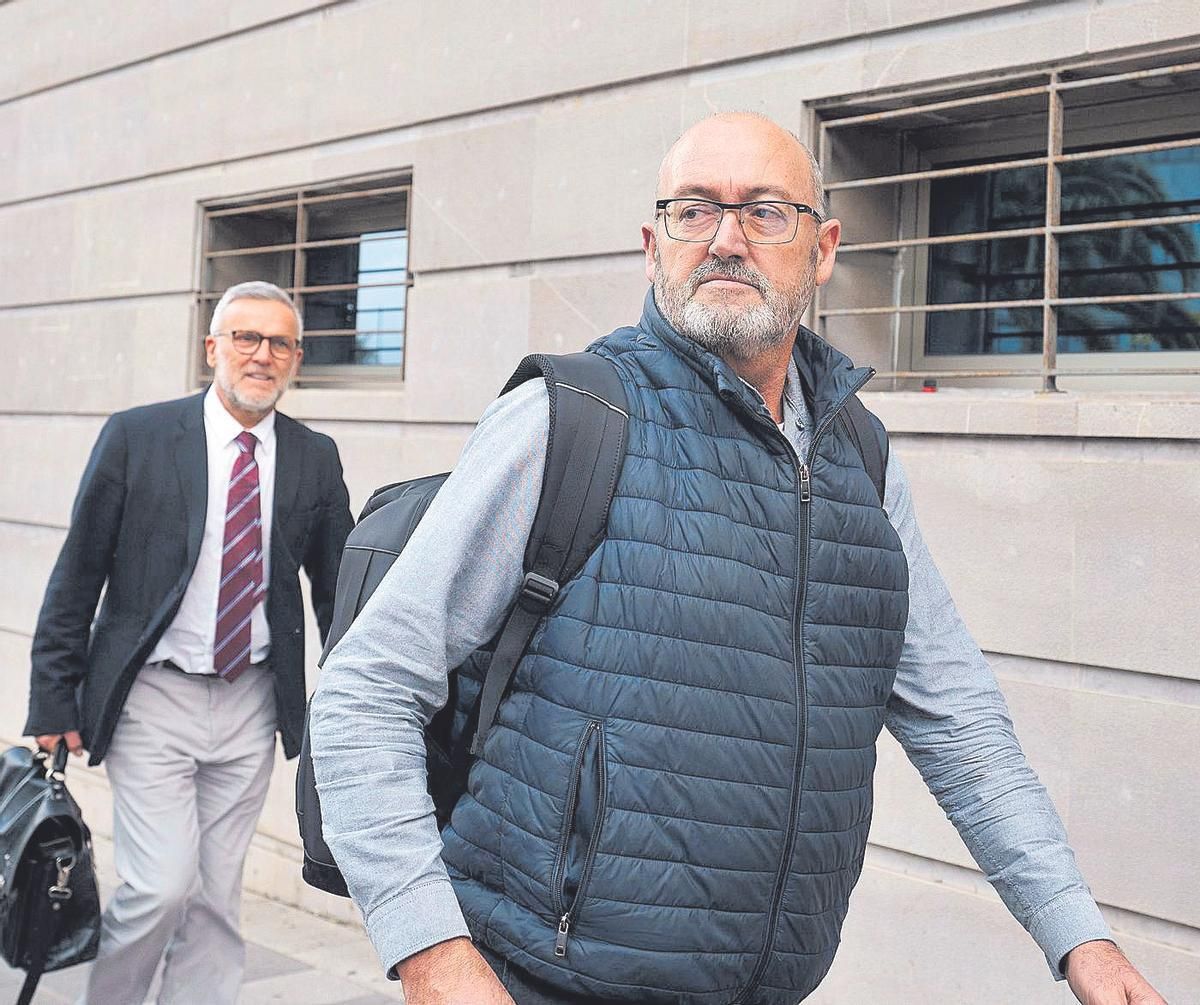 El ex diputado del PSOE, Juan Bernardo Fuentes Curbelo, saliendo del juzgado de Santa Cruz de Tenerife tras declarar, con su abogado, Raúl Miranda, detrás
