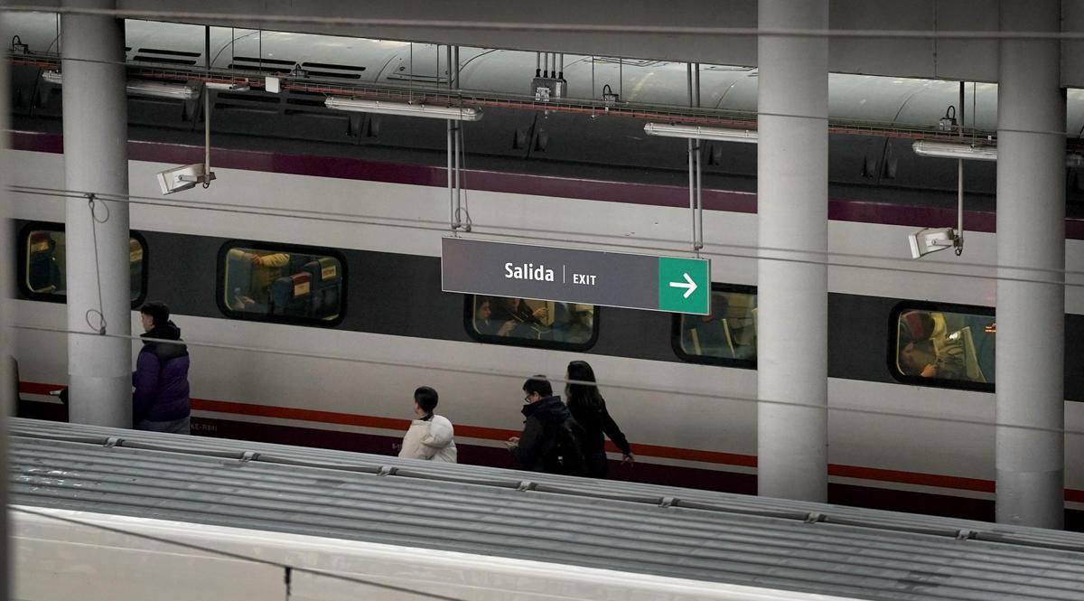 Trabajadores llegan este viernes a Puertollano en el tren Avant para trabajar en Madrid.