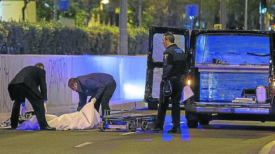 Una persona muere atropellada en playa de San Juan por un coche que se dio a la fuga