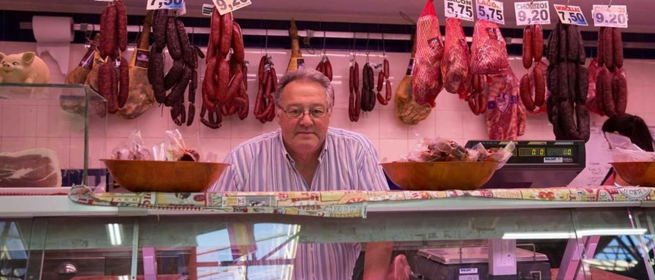 Francisco Michelón, en la carnicería que ahora dirige su hijo en el mercado del Fontán.