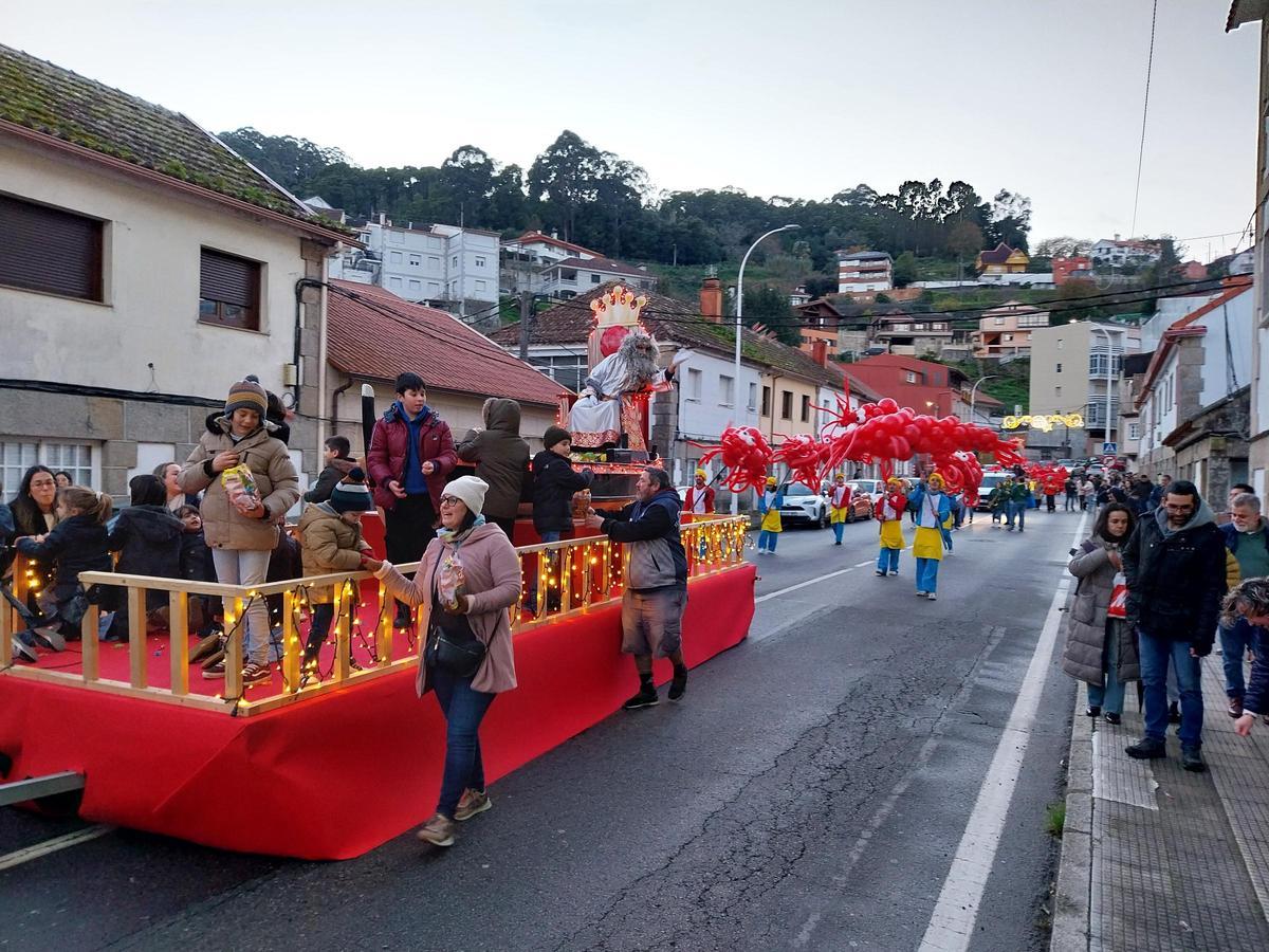 La cabalgata de los Reyes Magos por Bueu a bordo de barcos tradicionales
