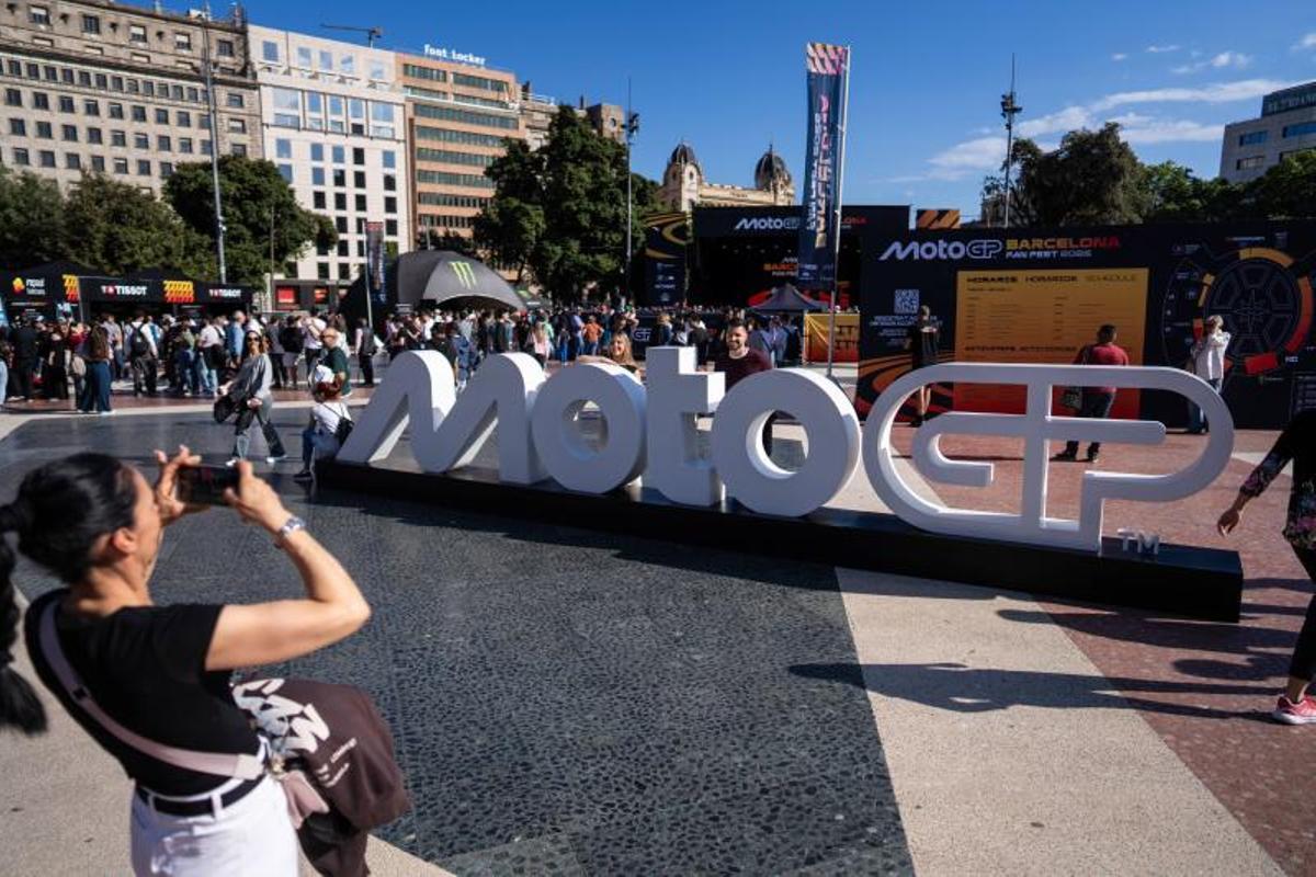 Los pilotos Dani Holgado, Pedro Acosta, Joan Mir, Àlex Rins, Jorge Martín y Àlex Márquez participan en la Fan Fest 2026 de MotoGP en la Plaça de Catalunya