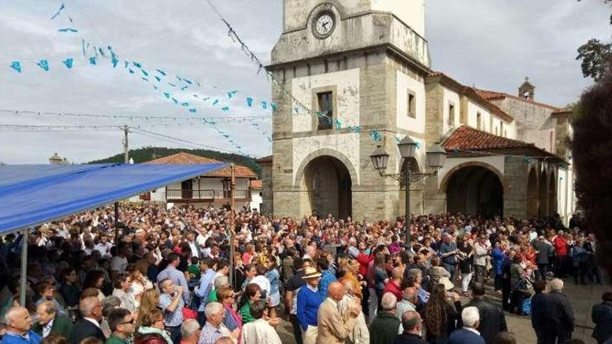 La plaza, llena durante la mañana festiva.