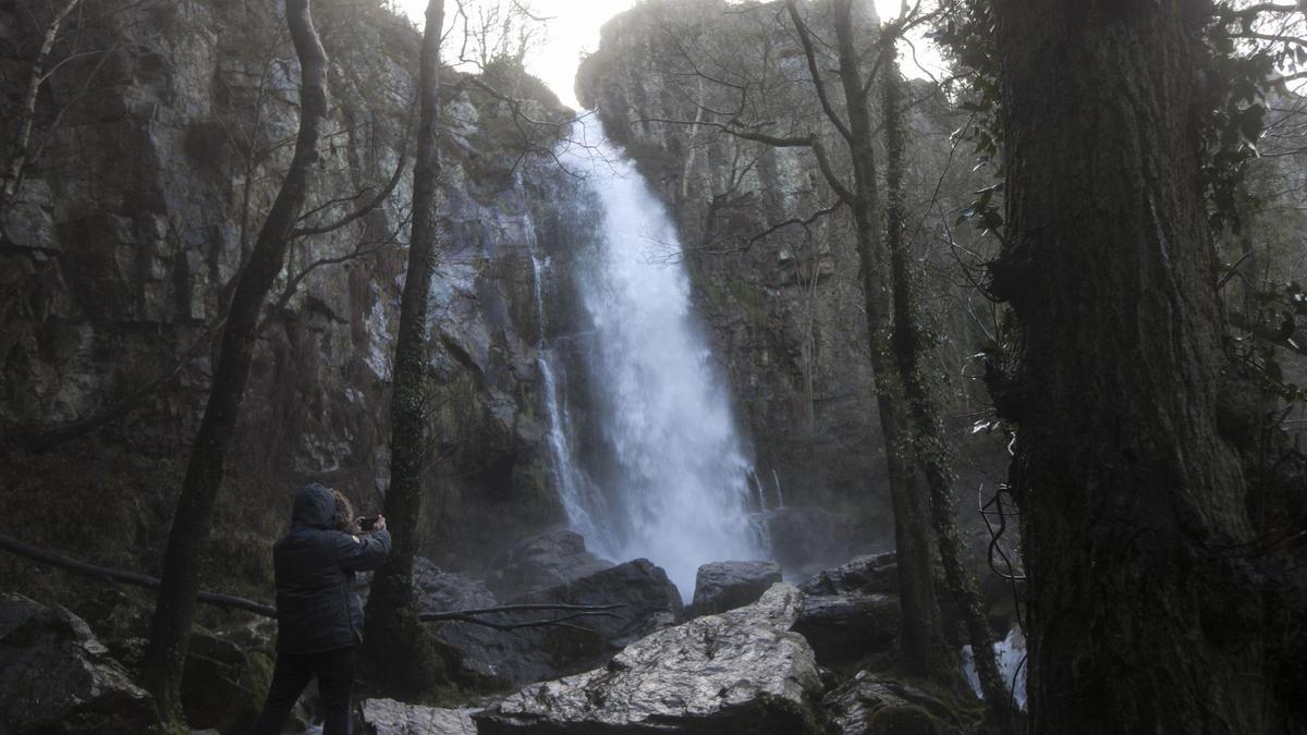 Un turista, en las cascadas de Oneta