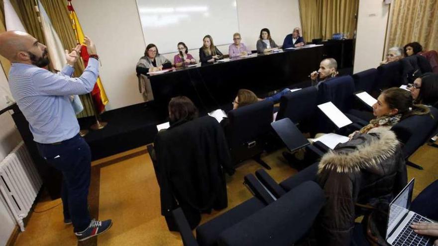 Participantes en el debate que se celebró ayer por la mañana en el Colegio de Abogados. // Marta G.Brea