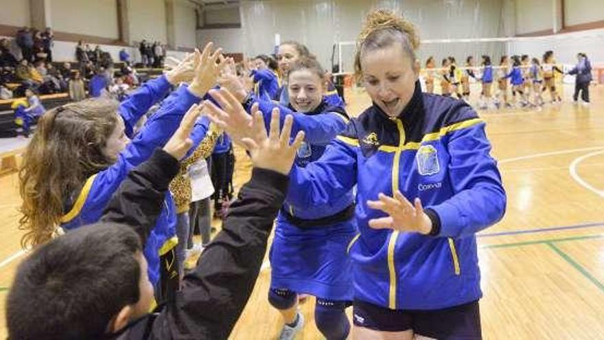 Las jugadoras del Fertiberia celebran la victoria.