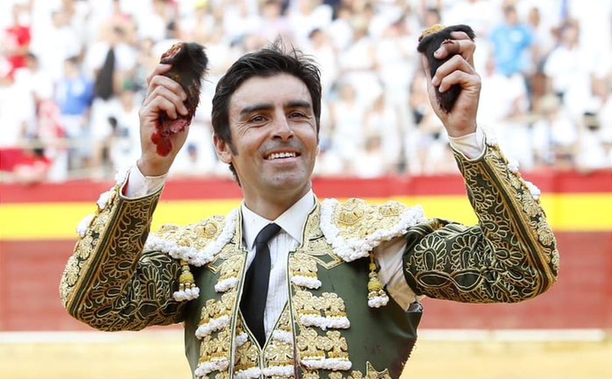Miguel Ángel Perera con las dos orejas que le ha cortado a su tercero y que le han valido la Puerta Grande en Calatayud.