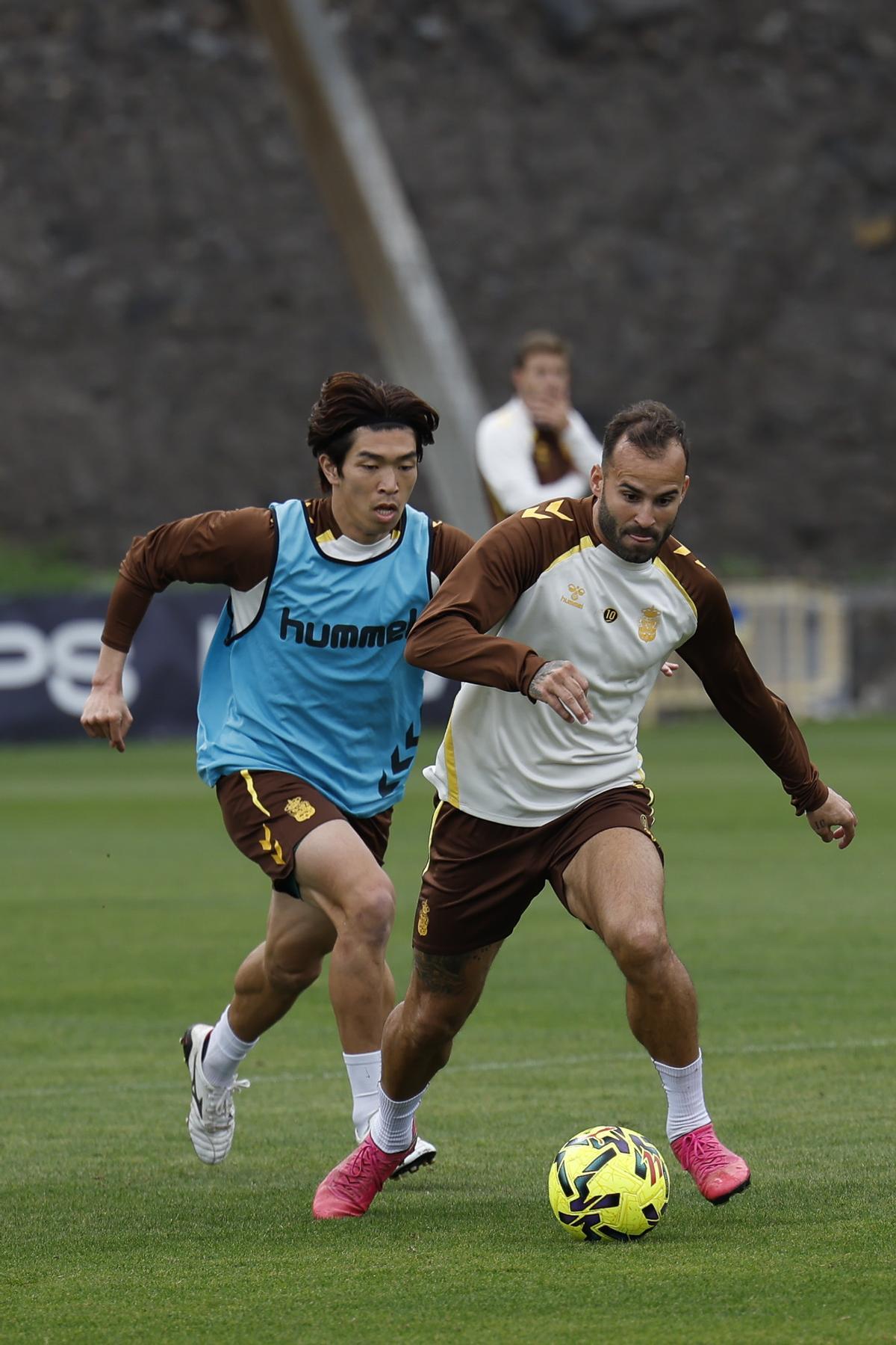 Jesé Rodríguez pugna con Taisei Miyashiro.