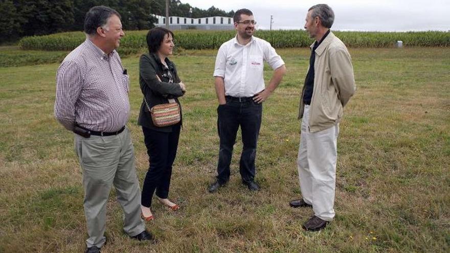 Representantes de Producto Ecolóxico y El Nogal en la finca experimental en el año 2012.